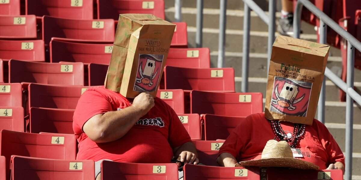 Torcedores dos Buccaneers tentam, mas falham na tentativa de colocar um outdoor em New Orleans