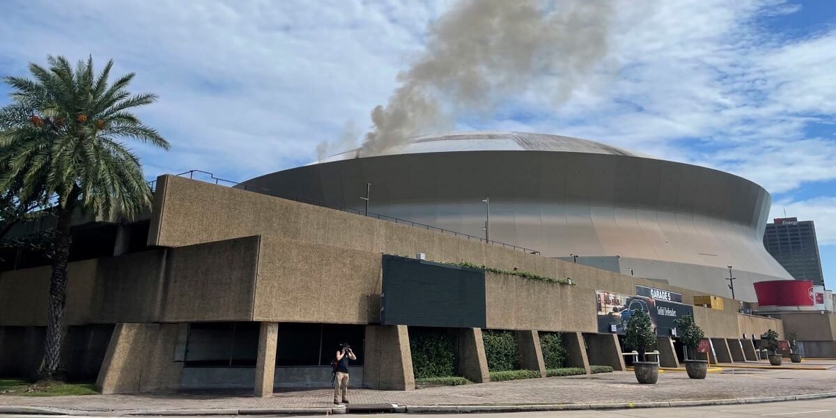 Teto do Superdome pega fogo