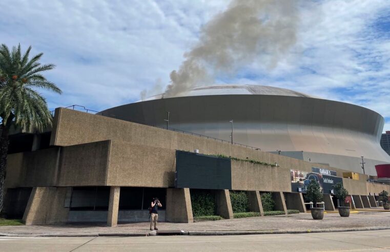 Teto do Superdome pega fogo