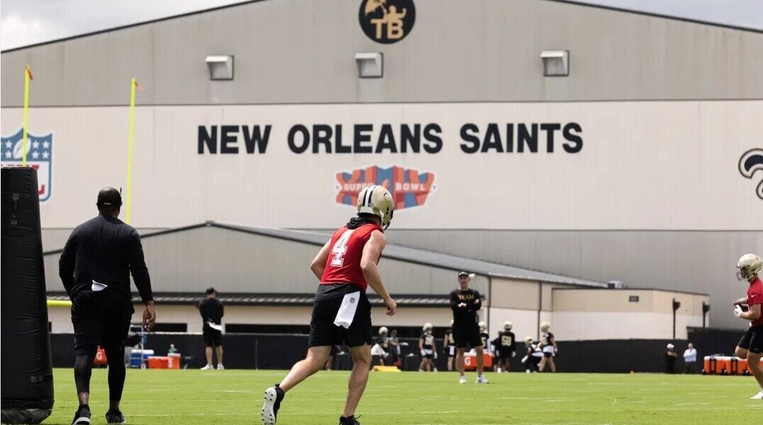 Aprendendo um nova língua: Como o quarterback Derek Carr esta se adaptando ao ataque dos Saints