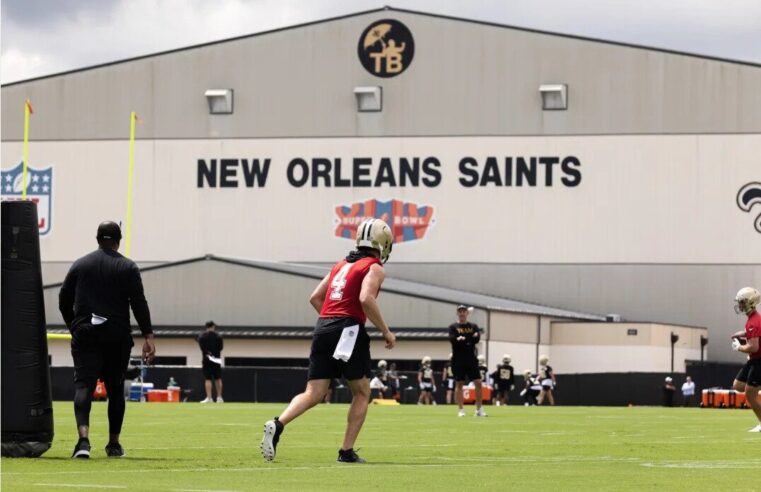 Aprendendo um nova língua: Como o quarterback Derek Carr esta se adaptando ao ataque dos Saints