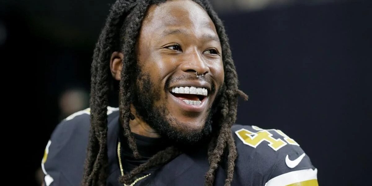 Alvin Kamara se apresenta para o training camp em meio a disputa contratual