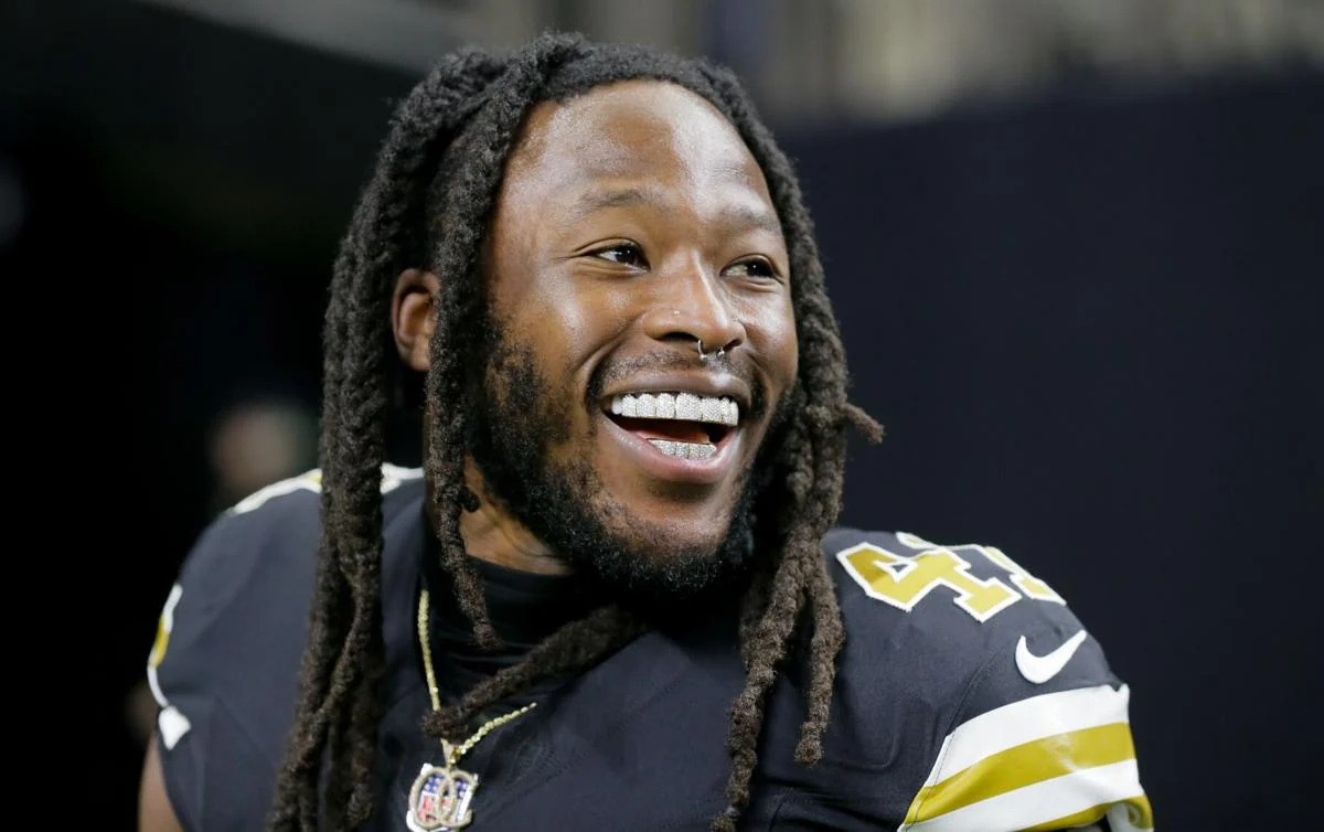 Alvin Kamara se apresenta para o training camp em meio a disputa contratual