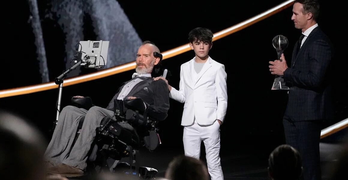 Steve Gleason recebe o Prêmio Arthur Ashe de Coragem no ESPYS pelo seu trabalho com a conscientização da ELA