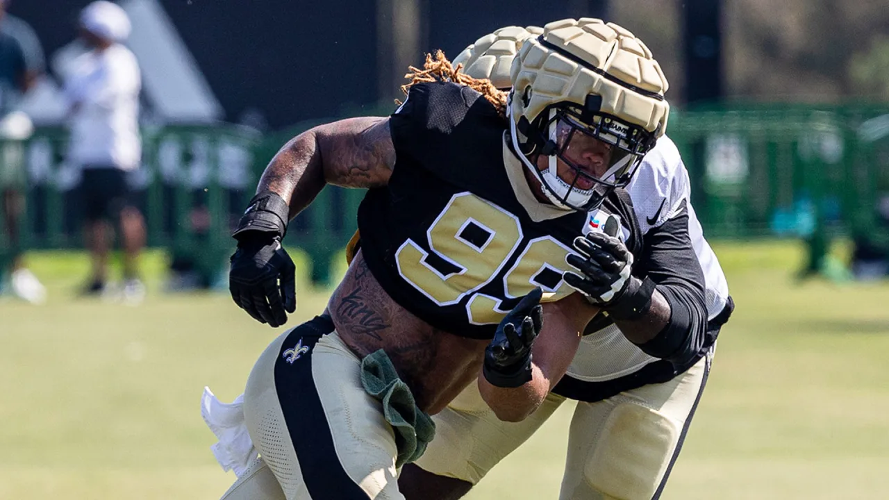 Chase Young recebe ótimas avaliações no training camp do Saints