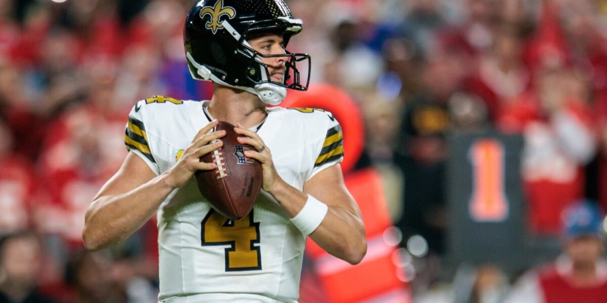 Derek Carr está fora por tempo indeterminado devido a lesão no oblíquo