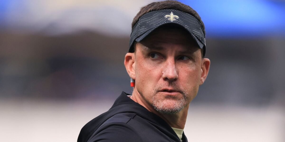 O New Orleans Saints demite Dennis Allen