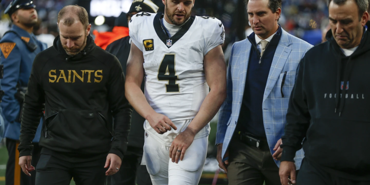 O QB Derek Carr machucou a mão esquerda durante a vitória sobre o Giants