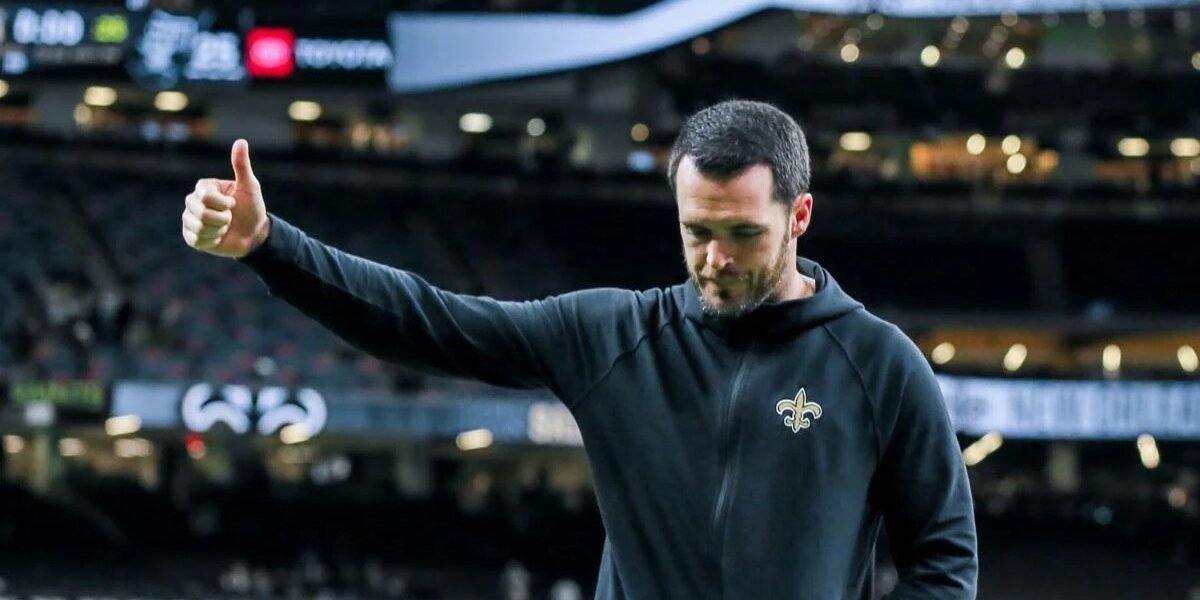 Saints reestrutura o contrato de Derek Carr