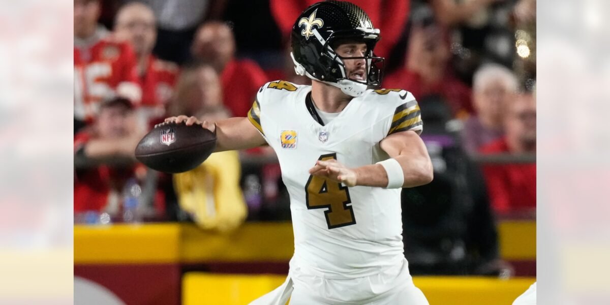 Derek Carr enfrenta lesão no ombro que coloca em dúvida seu status em 2025