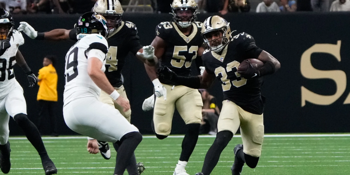O safety calouro Jonas Sanker com a interceptação que poderia ter dado a vitória para o New Orleans Saints (Michael C. Herbert / New Orleans Saints)