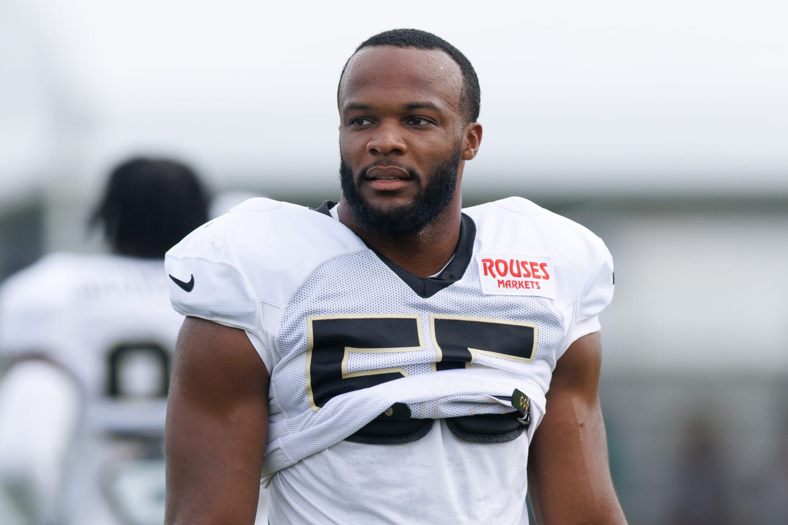 Saints libera Isaiah Foskey e nos lembra mais uma vez dos seus erros em drafts nos últimos anos