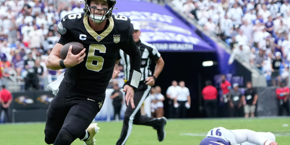 O quarterback Tyler Shough (6) em ação contra o Baltimore Ravens
