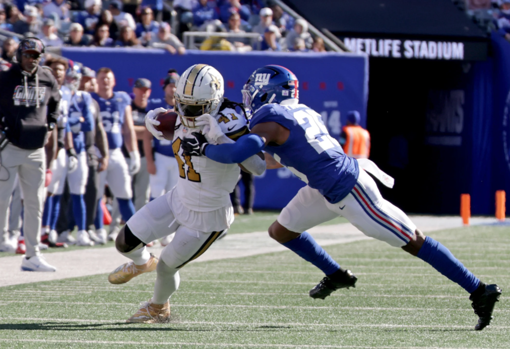 Alvin Kamara recebe um passe em direção à lateral,,,