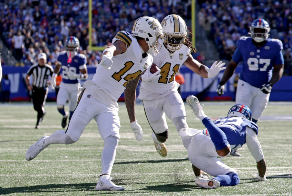 Corta para o meio, deixando a defesa dos Giants perdida...