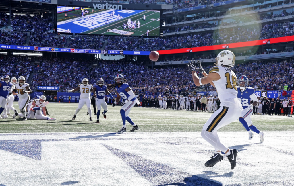 O calouro Bryce Lance aproveitando bem as chances que lhe foram dadas com a ausência de Jordyn Tyson (Layne Murdoch Jr. / New Orleans Saints) 