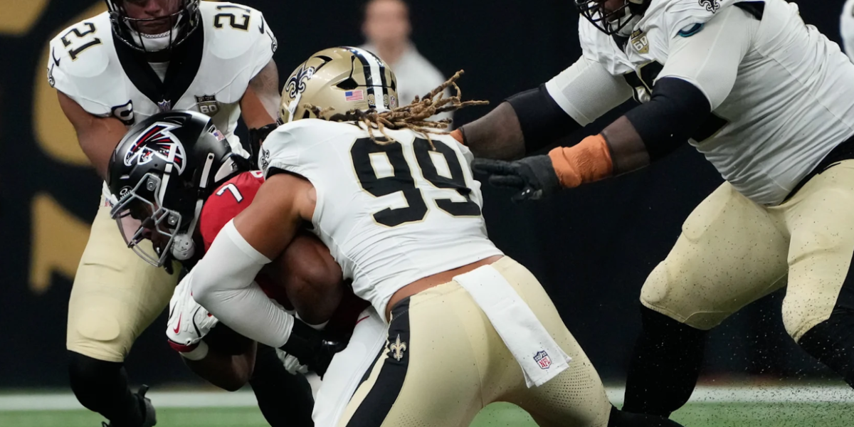 Chase Young (99) segurando Bijan Robinson (7) , Sendo observado por Justin Reid (21) e Devin Godchaux (92) (Michael C. Herbert / New Orleans Saints)