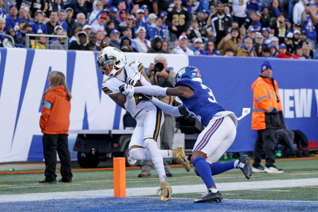 Apesar das poucas jardas no jogo, Chris Olave (12) anotou o seu touchdown com uma bela recepção (Layne Murdoch Jr. / New Orleans Saints)