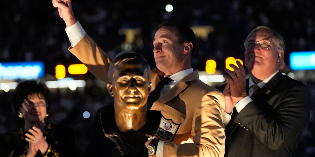A lenda Drew Brees sendo homenageado com o nome no Ring of Honor da arquibancada do Superdome