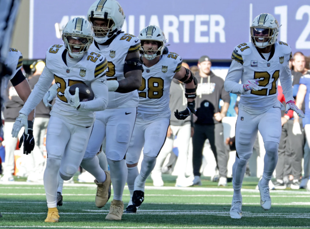 O cornerback Julian Blackmon (23) comemorando sua interceptação com a defesa dos Saints (Layne Murdoch Jr. / New Orleans Saints)
